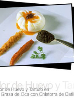 Una foto de Flor de huevo y tartufo en grasa de oca con chistorra de dátiles