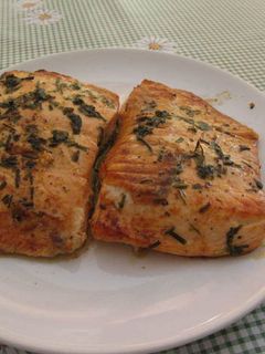 Una foto de Salmón con hierbas y limón