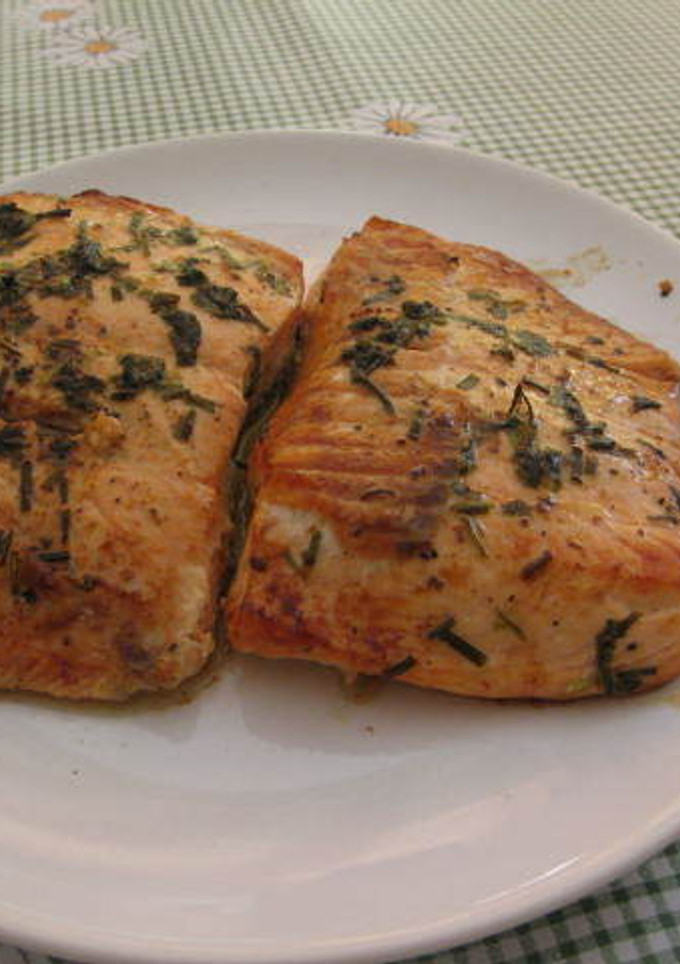 Una foto de Salmón con hierbas y limón