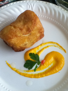 Una foto de Yuca arrebozada rellena con queso y ají