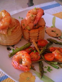 Una foto de Volovanes rellenos de crema de aguacate con langostinos