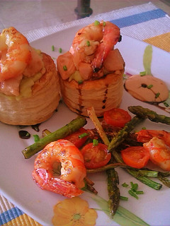 Una foto de Volovanes rellenos de crema de aguacate con langostinos