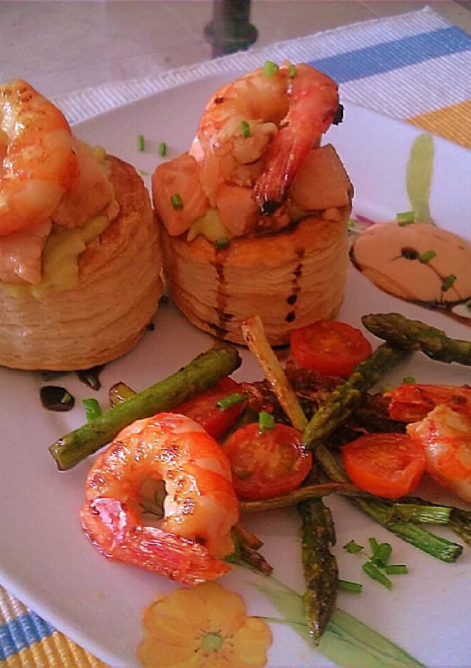 Una foto de Volovanes rellenos de crema de aguacate con langostinos