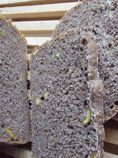 Una foto de Pan de pistachos y nueces para el desayuno