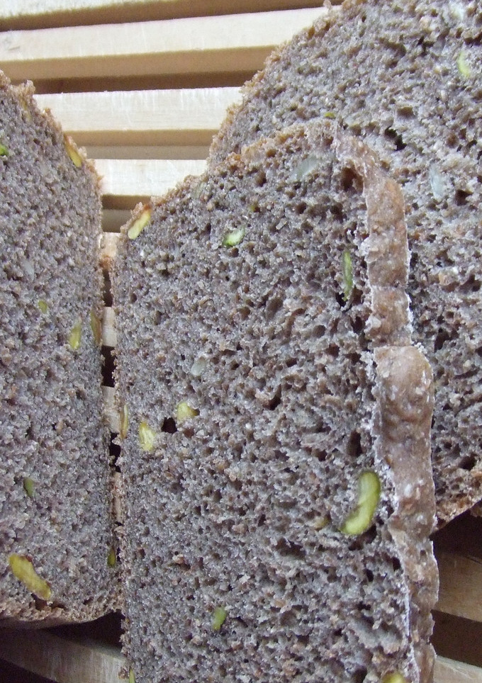 Una foto de Pan de pistachos y nueces para el desayuno