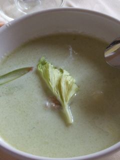 Una foto de Gazpacho de apio con berberechos