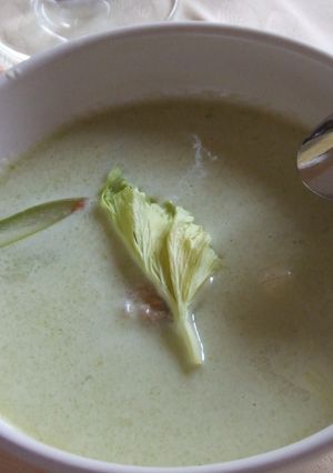 Una foto de Gazpacho de apio con berberechos