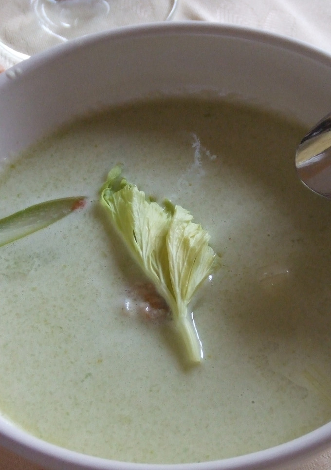Una foto de Gazpacho de apio con berberechos