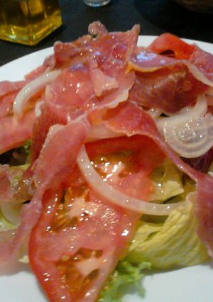 Una foto de Ensalada de nuestra casa
