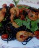 Pasta negra con langostinos y verduras