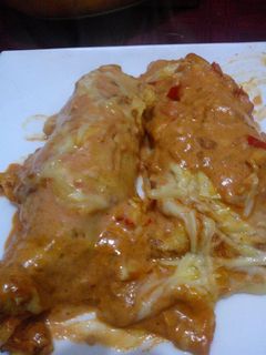 Una foto de Canelones de pollo y panceta con salsa rosa