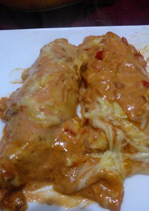Una foto de Canelones de pollo y panceta con salsa rosa