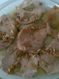 Una foto de Lomo frito adobado con hierbas y piñones