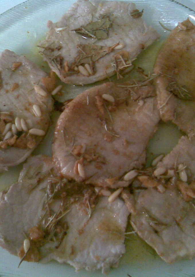 Una foto de Lomo frito adobado con hierbas y piñones