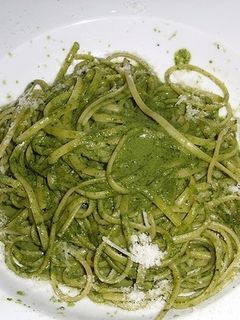 Una foto de Tallarines al pesto