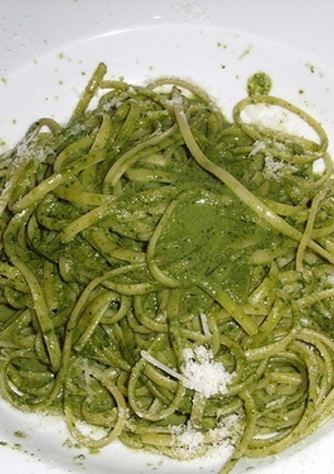 Una foto de Tallarines al pesto