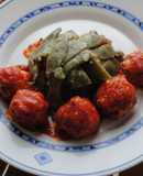 Albóndigas de salchicha en salsa de pimiento y tomate