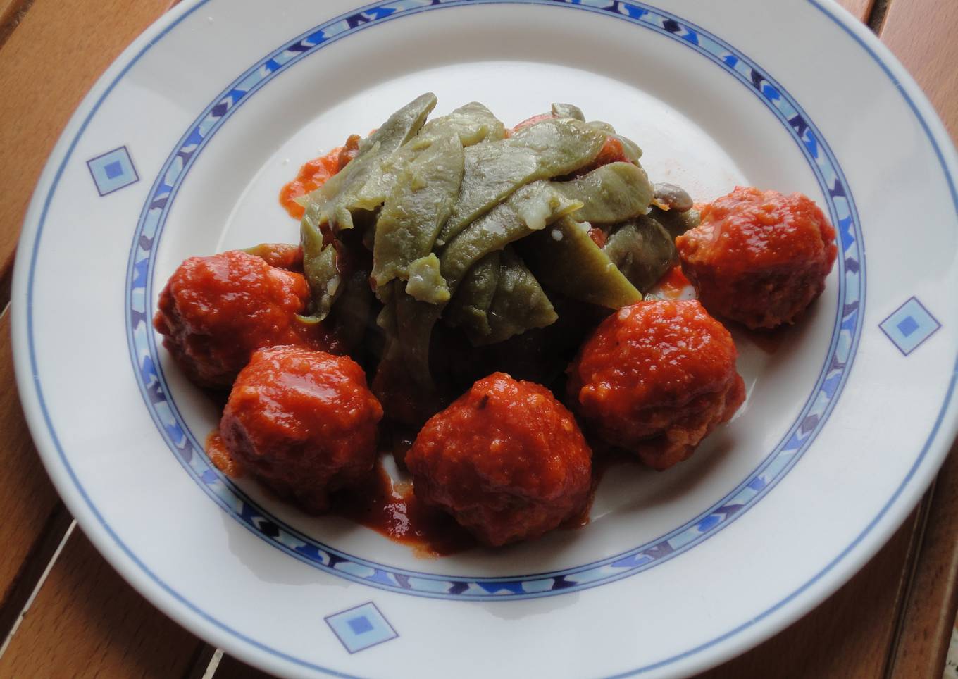 Albóndigas de salchicha en salsa de pimiento y tomate