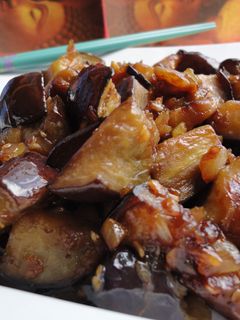 Una foto de Berenjena caramelizada al ajo y cebolla