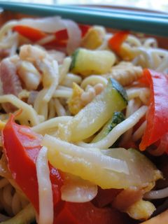 Una foto de Chow mein noodles