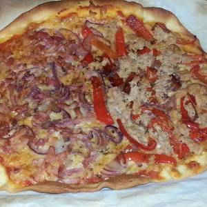 Pizza casera mitad de atún y pimiento, mitad de bacon y cebolla