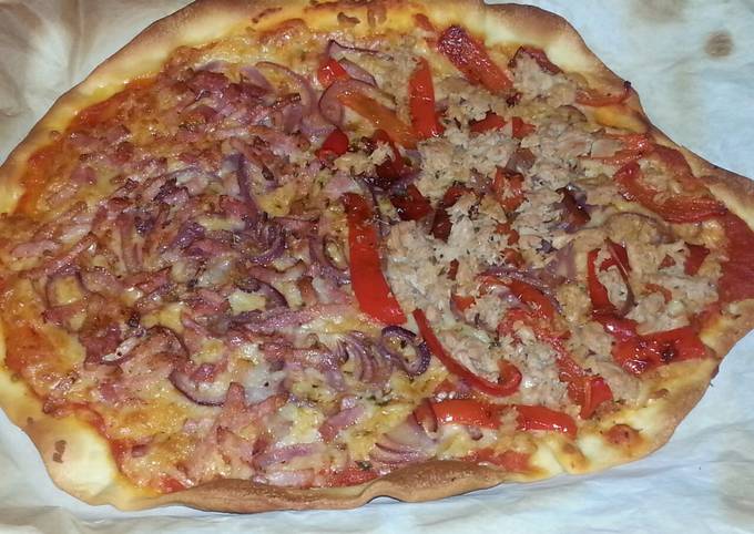 Foto principal de Pizza casera mitad de atún y pimiento, mitad de bacon y cebolla