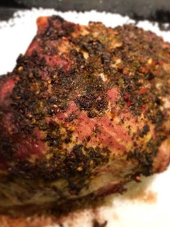 Una foto de Bondiola de cerdo al horno con chimichurri