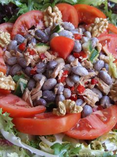 Una foto de Ensalada de judías moradas frescas