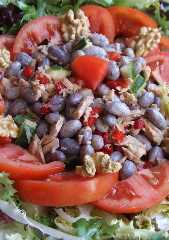 Una foto de Ensalada de judías moradas frescas