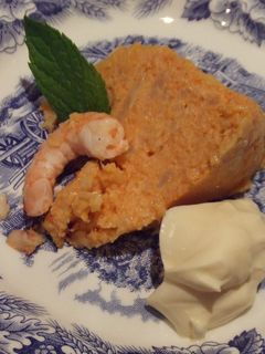 Una foto de Pudin de coliflor con gambas y mayonesa de lima
