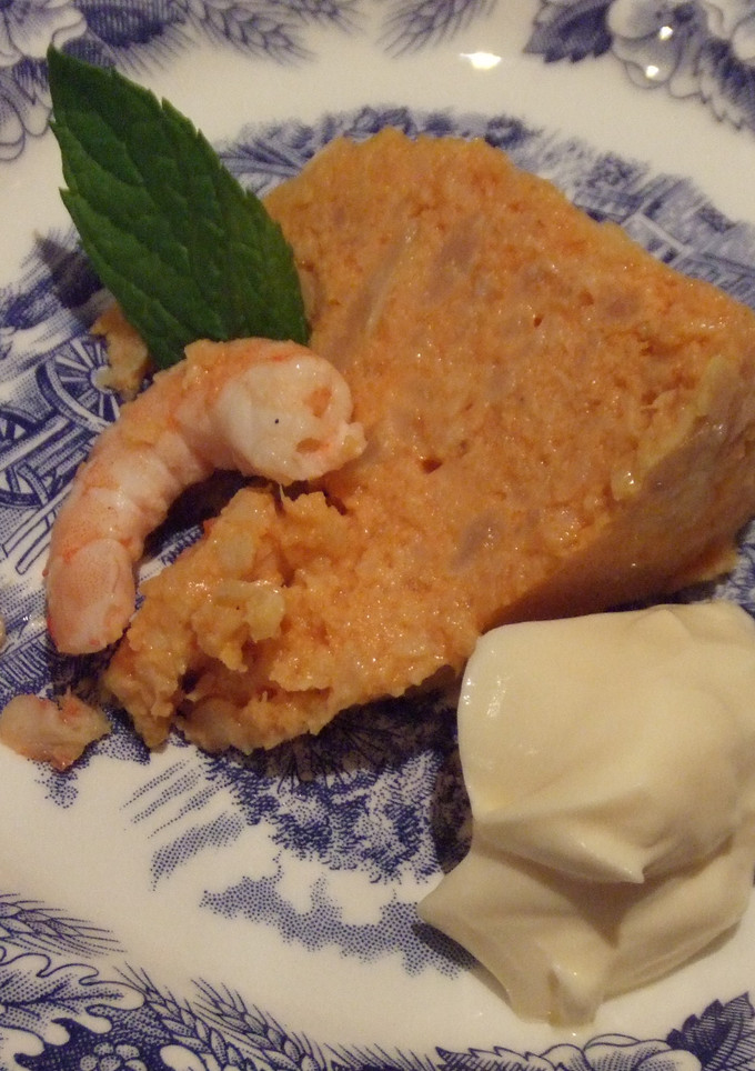 Una foto de Pudin de coliflor con gambas y mayonesa de lima