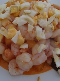 Una foto de Ensalada de alubias con gambas