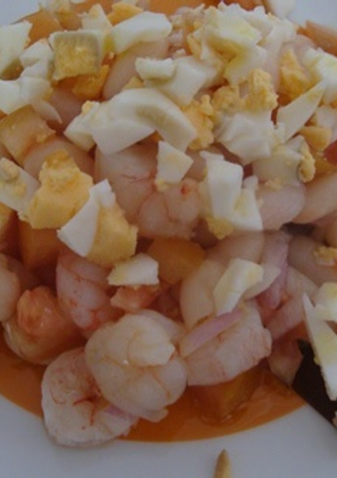Una foto de Ensalada de alubias con gambas