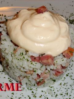 Una foto de Arroz con beicon y salsa mayonesa