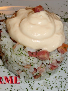 Una foto de Arroz con beicon y salsa mayonesa