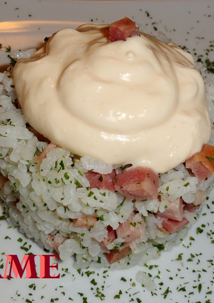 Una foto de Arroz con beicon y salsa mayonesa