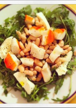 Una foto de Ensalada Rucola Frijoles Cannellini y Surimi