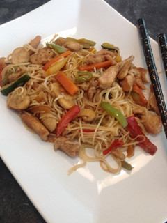 Una foto de Fideos chinos con pollo y verduras