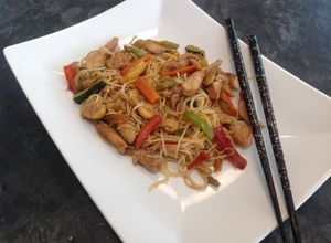 Foto principal de Fideos chinos con pollo y verduras