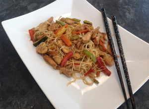 Foto principal de Fideos chinos con pollo y verduras