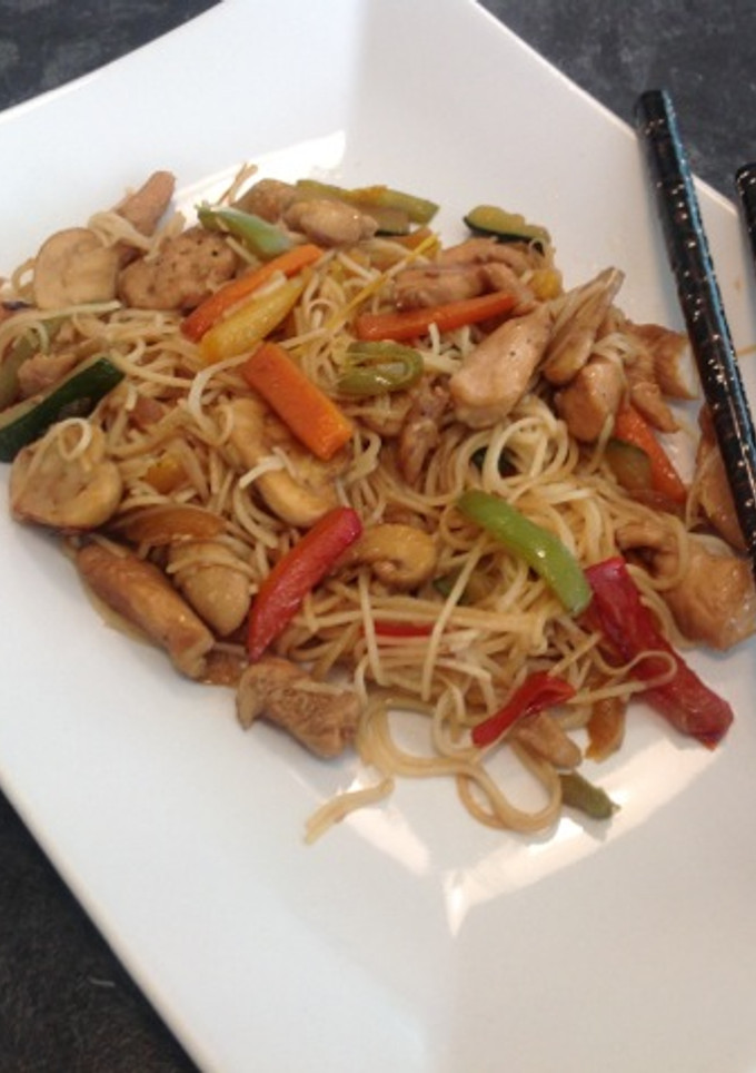 Una foto de Fideos chinos con pollo y verduras
