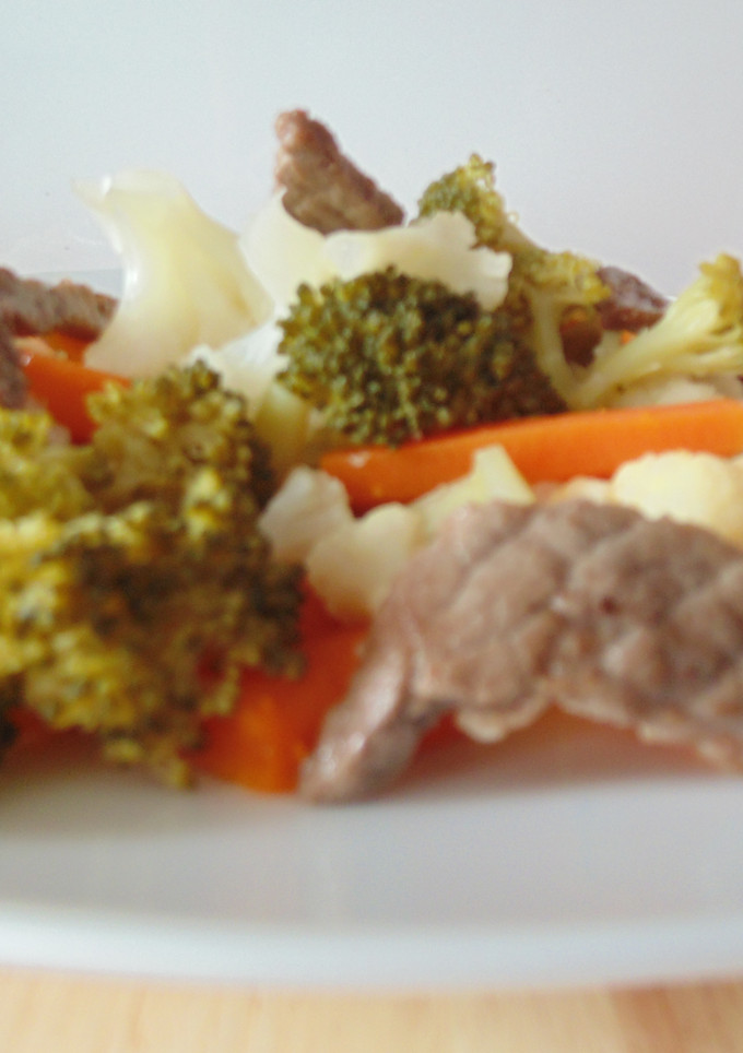 Una foto de Verduras al vapor con ternera