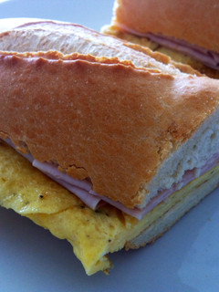 Una foto de Bocadillo de tortilla francesa