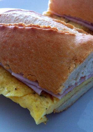 Una foto de Bocadillo de tortilla francesa