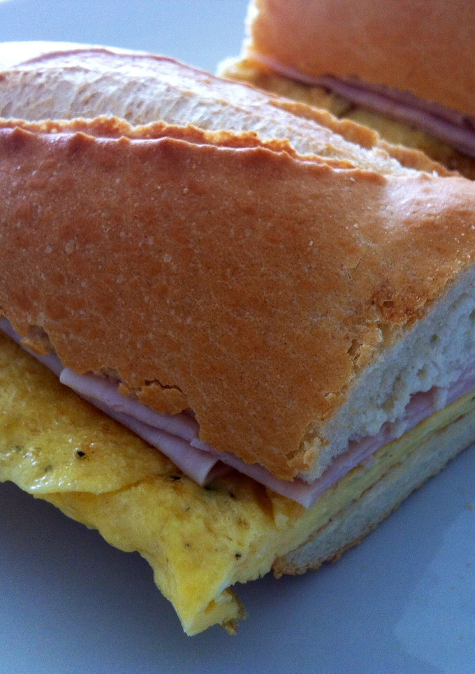 Una foto de Bocadillo de tortilla francesa
