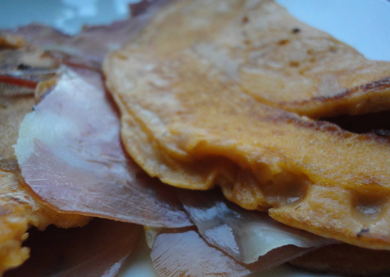 Crepes de salmorejo rellenos de jamón<br />