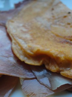 Una foto de Crepes de salmorejo rellenos de jamón