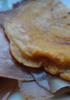 Una foto de Crepes de salmorejo rellenos de jamón