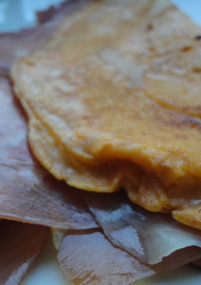 Una foto de Crepes de salmorejo rellenos de jamón