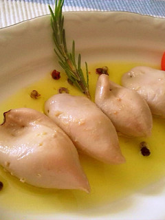 Una foto de Chipirones en su aceite